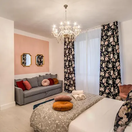 Aweshomeitaly - White Mirrors Apartment *