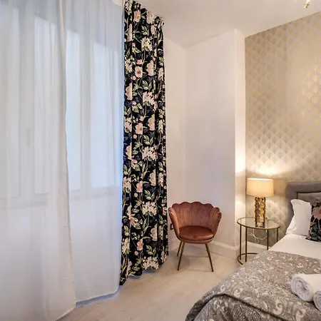 Aweshomeitaly - White Mirrors Pisa