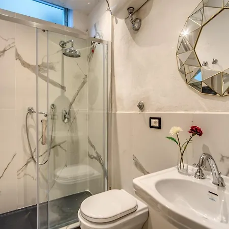 Aweshomeitaly - White Mirrors Apartment Pisa