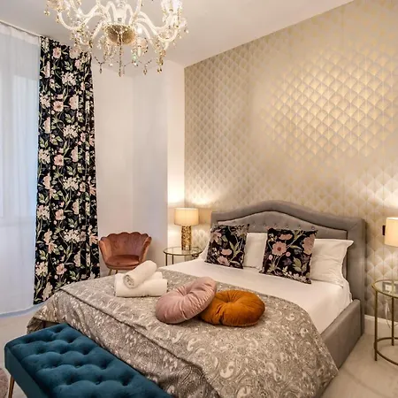 Aweshomeitaly - White Mirrors Apartment *