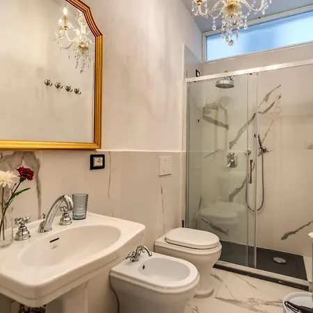 Aweshomeitaly - White Mirrors Apartment Pisa